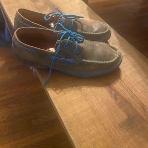 Twisted x driving with turquoise trim